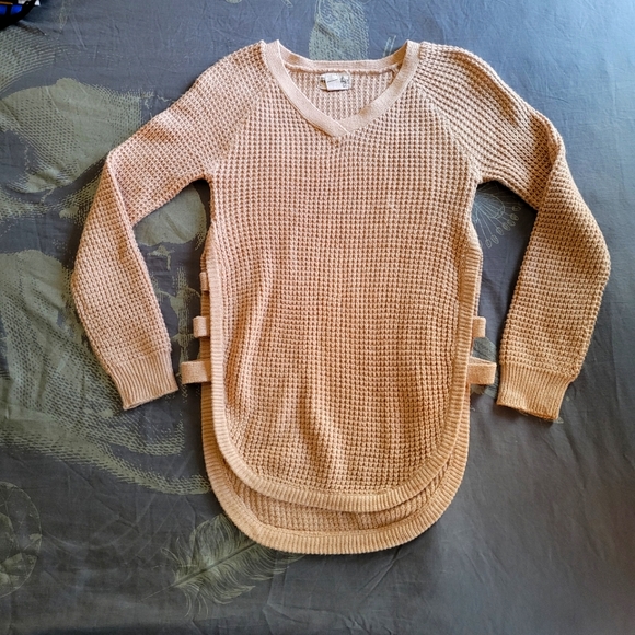 ⭐️Urban Heritage High Side Slit Sweater⭐️ - Picture 1 of 3